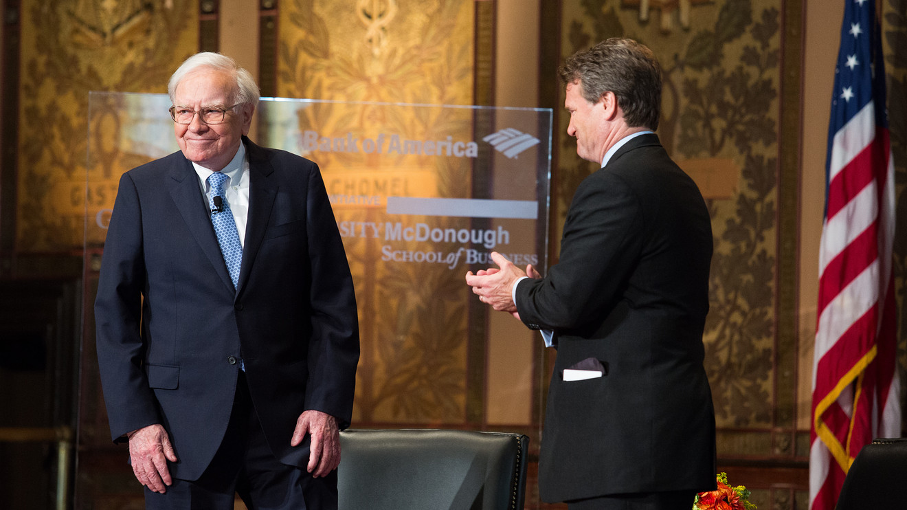 Ông Buffett và CEO Bank of America - ông Brian Moynihan - tại một sự kiện năm 2019 - Ảnh: Getty Images