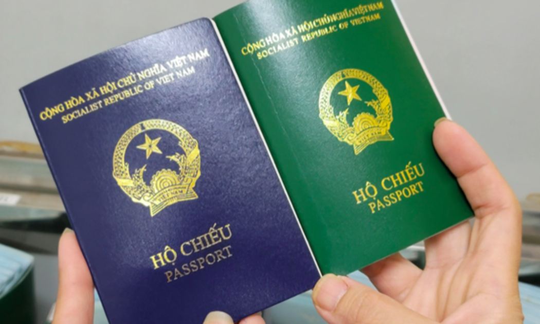 Hộ chiếu của Việt Nam mẫu mới (trái) và mẫu cũ (phải)