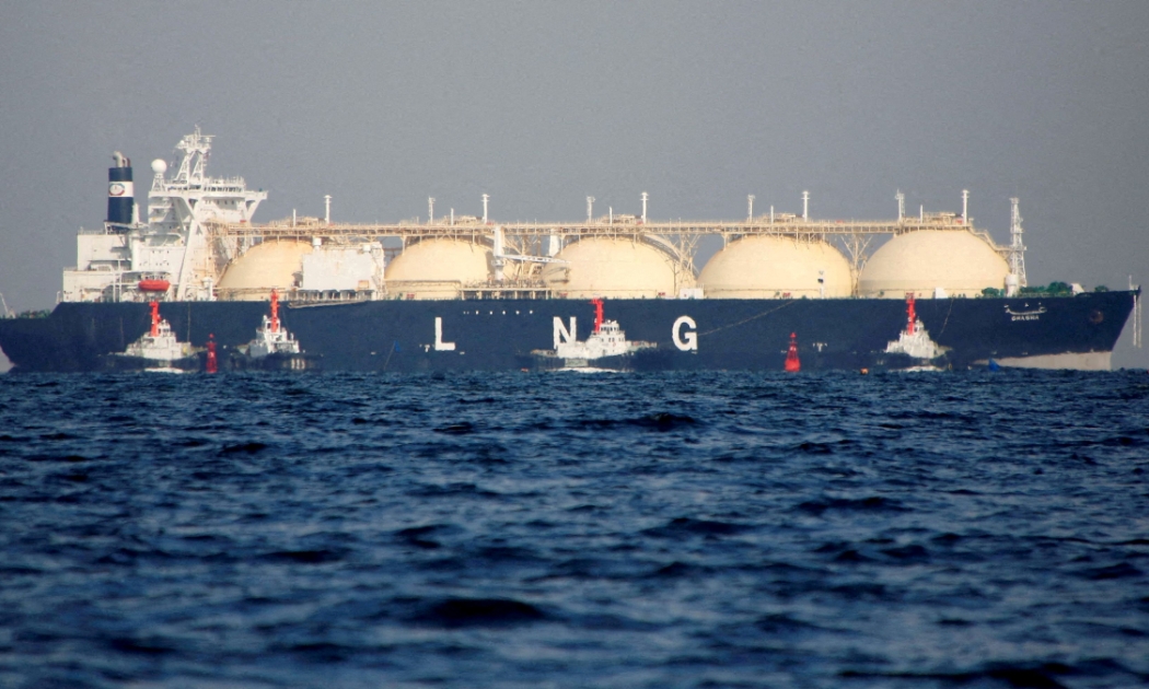 Các nước nhập khẩu LNG châu Á phải cạnh tranh với châu Âu - nơi đang quay cuồng trong khủng hoảng khí đốt do nguồn cung từ Nga bị siết chặt - Ảnh: Reuters