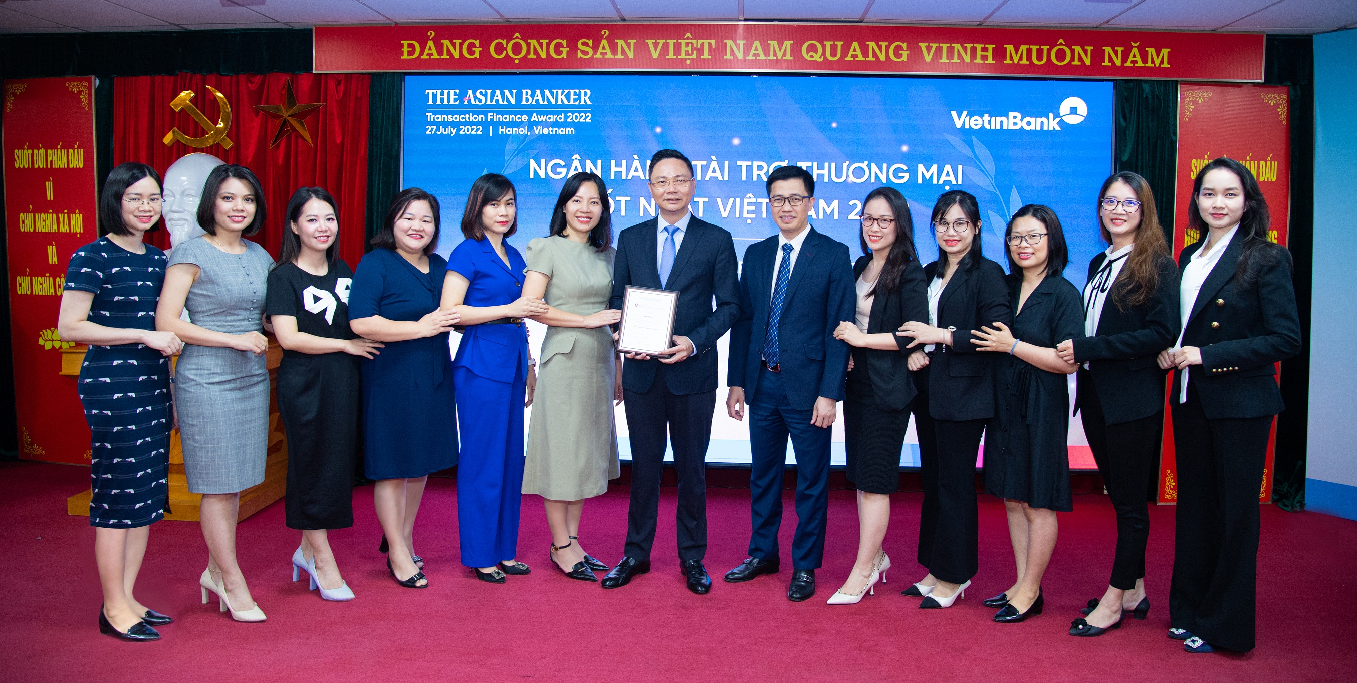 Tập thể Khối khách hàng doanh nghiệp VietinBank chụp ảnh lưu niệm tại Lễ trao giải.