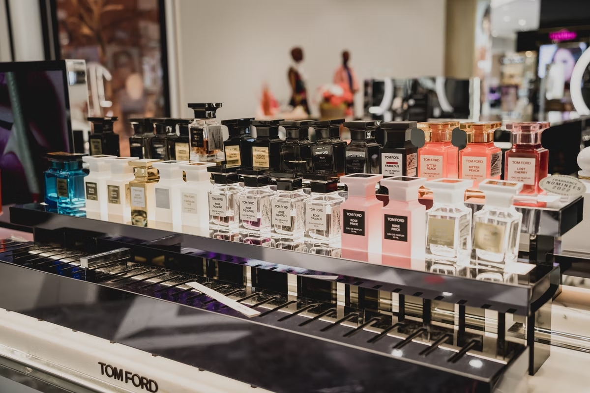 Est&eacute;e Lauder được cho l&agrave; đặc biệt quan t&acirc;m đến d&ograve;ng sản phẩm l&agrave;m đẹp của Tom Ford, nhất l&agrave; nước hoa.