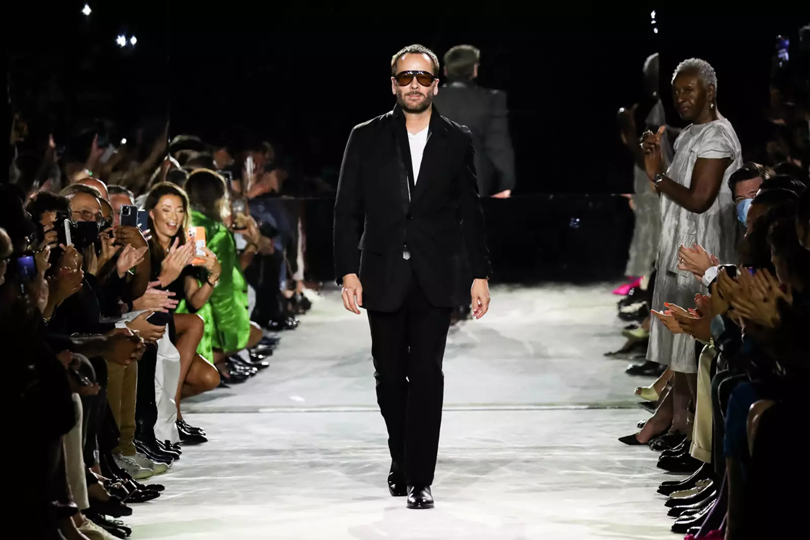 Tom Ford từng là nhà thiết kế từng cùng lúc điều hành hai thương hiệu nổi tiếng toàn cầu và Gucci và Yves Saint Laurent, trước khi chính thức thành lập thương hiệu riêng mang tên chính mình.