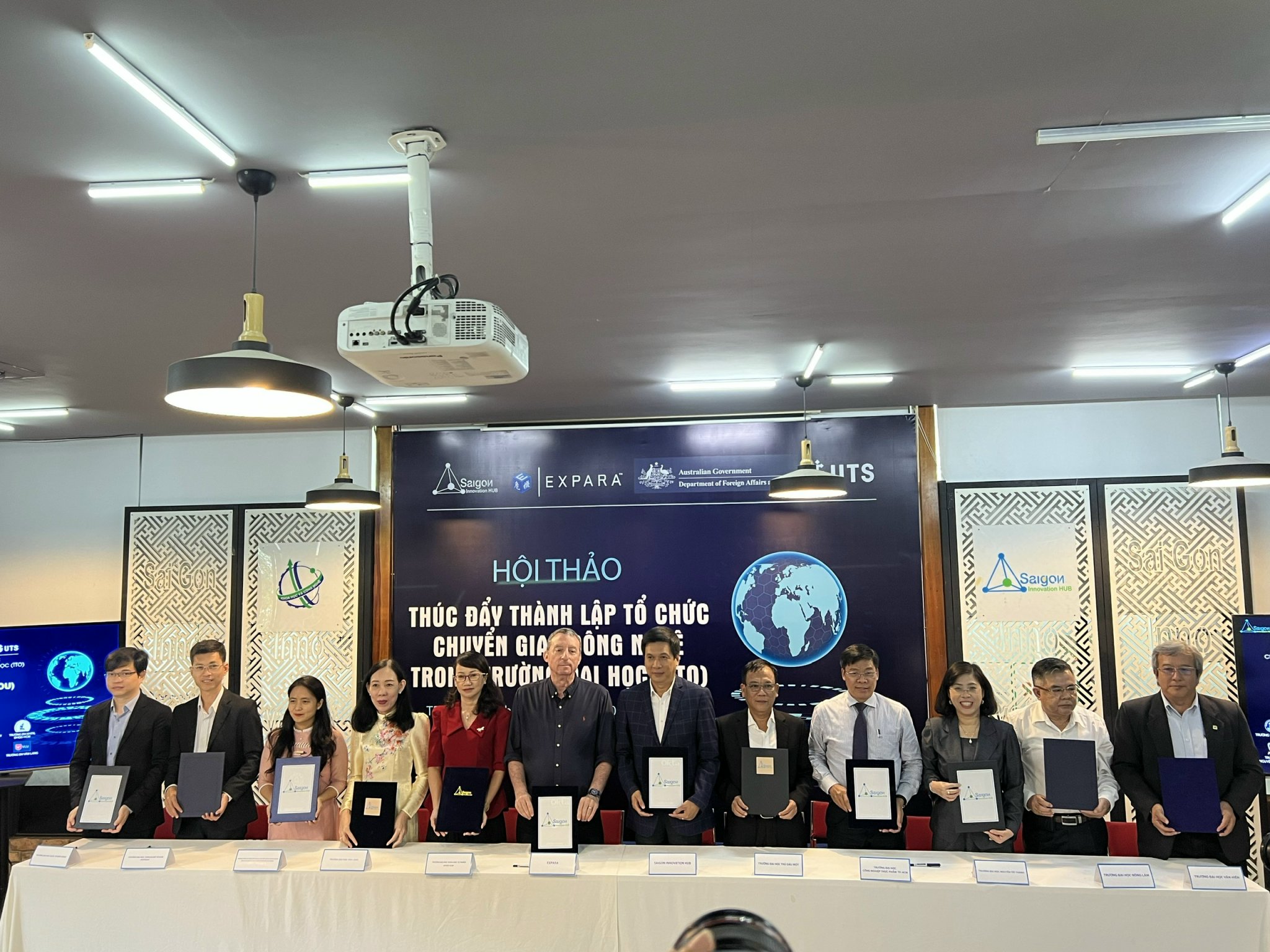 Đại diện SIHUB, Quỹ đầu tư công nghệ Expara và các trường đại học cùng ký kết hợp tác thành lập tổ chức Chuyển giao công nghệ sáng 3/8.