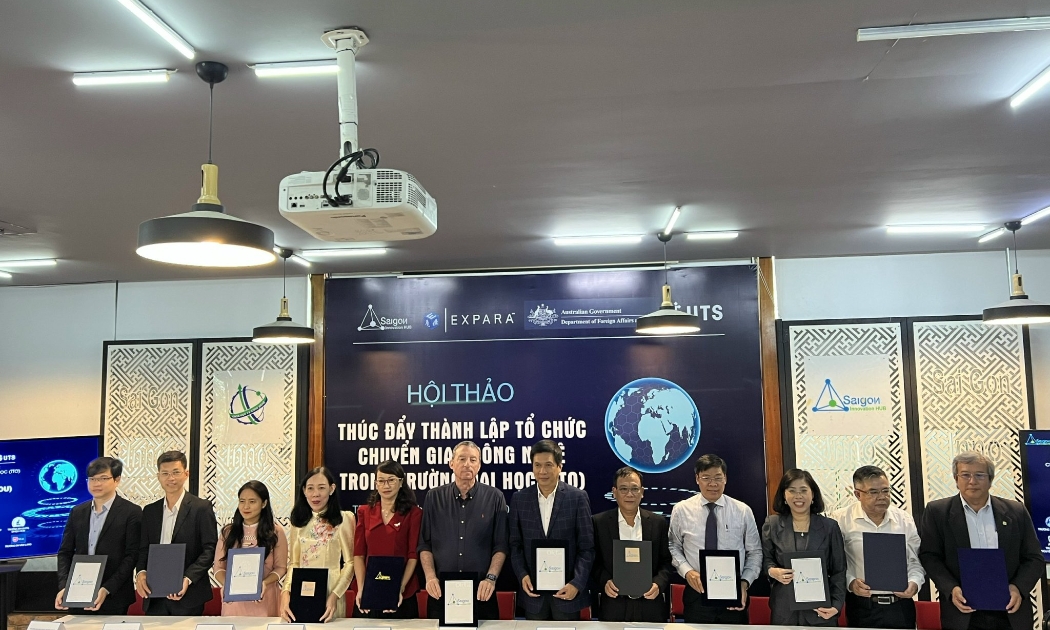 Đại diện SIHUB, Quỹ đầu tư công nghệ Expara và các trường đại học cùng ký kết hợp tác thành lập tổ chức Chuyển giao công nghệ sáng 3/8.