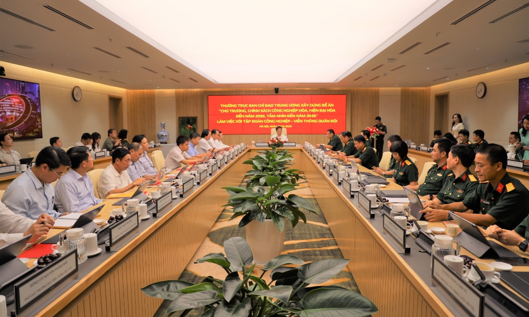 Trưởng Ban Kinh tế Trung ương Trần Tuấn Anh làm việc với Tập đoàn Công nghiệp – Viễn thông quân đội Viettel.