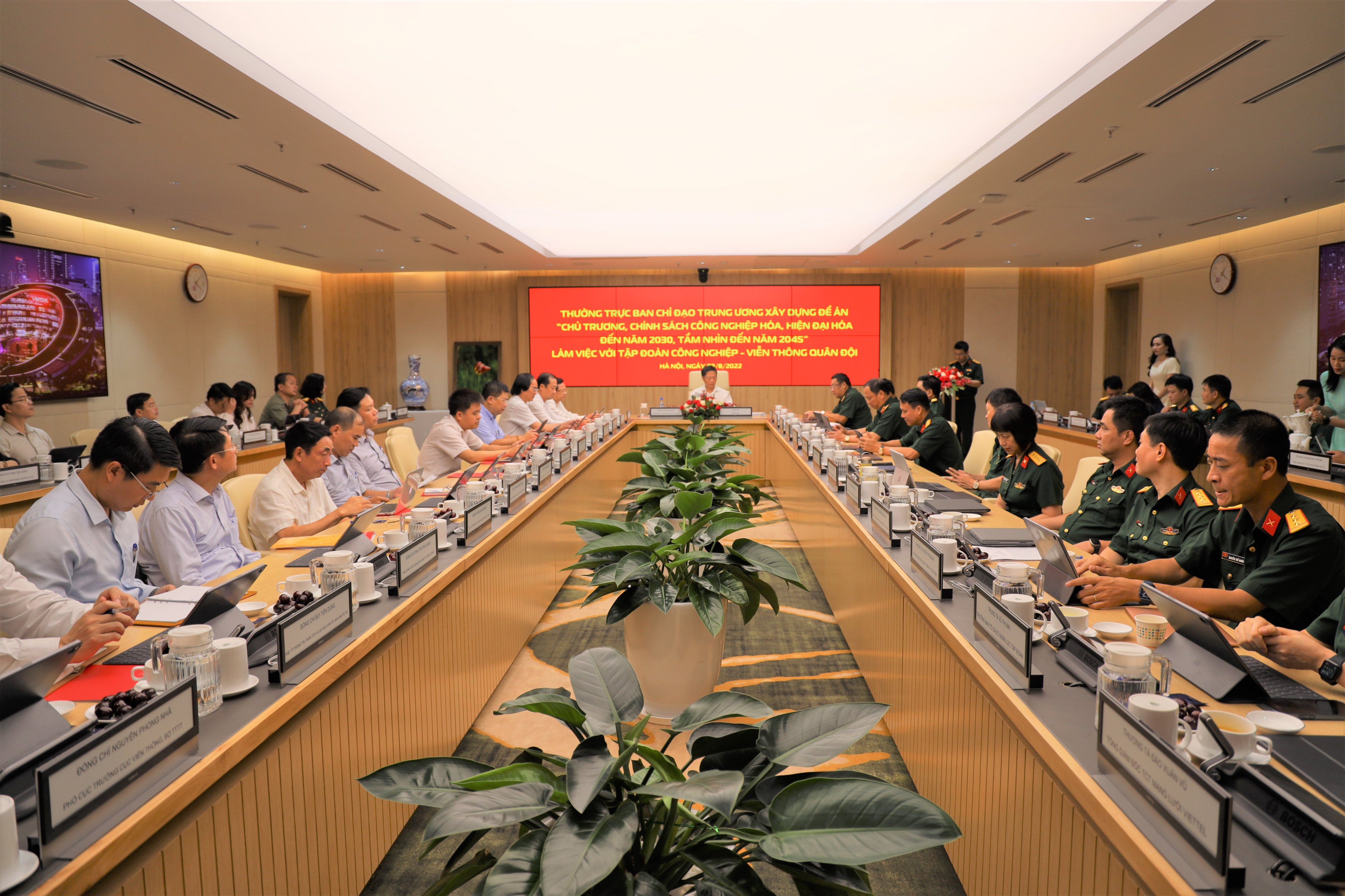 Trưởng Ban Kinh tế Trung ương Trần Tuấn Anh làm việc với Tập đoàn Công nghiệp – Viễn thông quân đội Viettel.