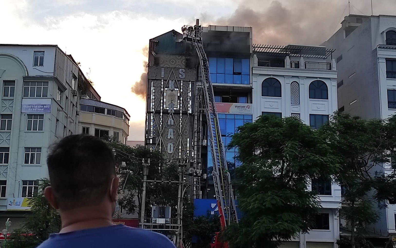 Vụ ch&aacute;y qu&aacute;n karaoke xảy ra tại quận Cầu Giấy khiến 3 chiến sĩ cảnh s&aacute;t PCCC hy sinh&nbsp;