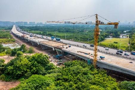 Cầu Vĩnh Tuy giai đoạn 2 đang được đẩy nhanh tiến độ, dự kiến vận h&agrave;ng v&agrave;o đầu năm sau g&oacute;p phần thu hẹp th&ecirc;m khoảng c&aacute;ch từ đại đ&ocirc; thị biển của Vinhomes tới nội th&agrave;nh H&agrave; Nội.