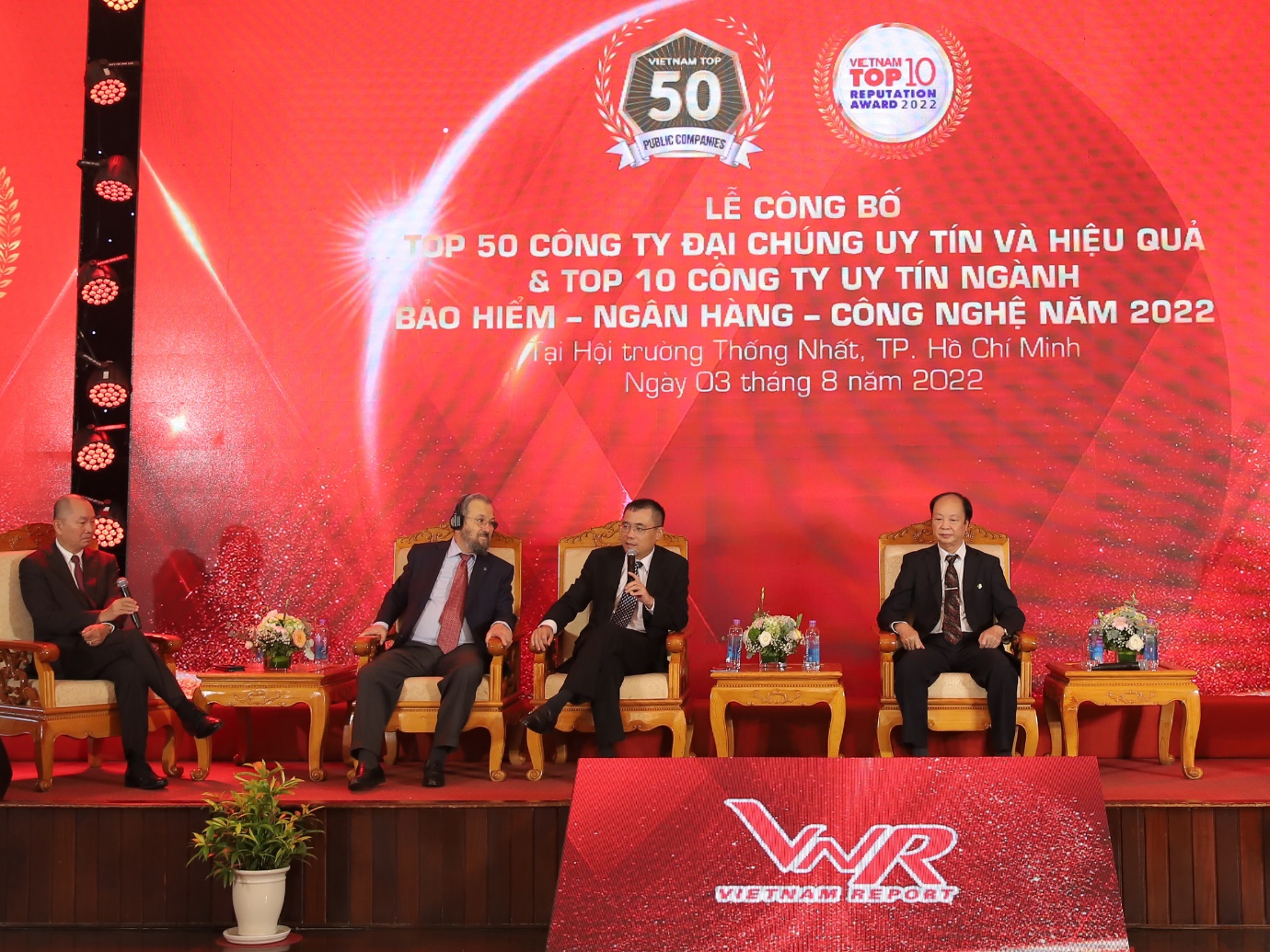 &Ocirc;ng Dương Dũng Triều - Chủ tịch FPT IS chia sẻ tại tọa đ&agrave;m.