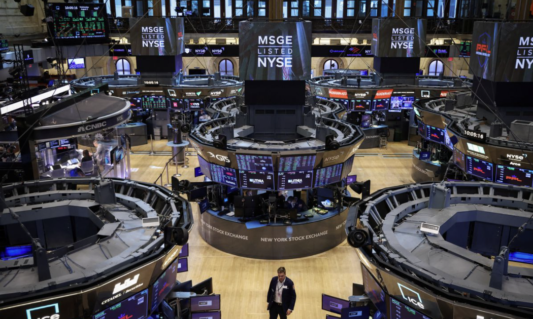 Sàn giao dịch chứng khoán NYSE ở New York ngày 3/8 - Ảnh: Reuters.