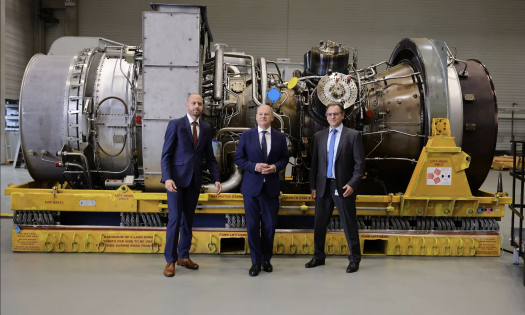Thủ tướng Đức Olaf Scholz (giữa) bên turbine của Nord Stream 1 tại nhà máy của Siemens Energy ngày 3/8 - Ảnh: Getty/NYT.