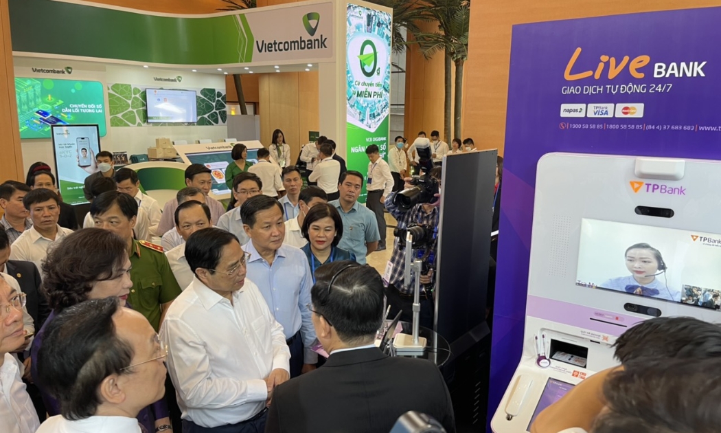 Chủ tịch Hội đồng TPBank ông Đỗ Minh Phú tiếp đón Thủ tướng Phạm Minh Chính và đoàn đại biểu tại gian triển lãm.