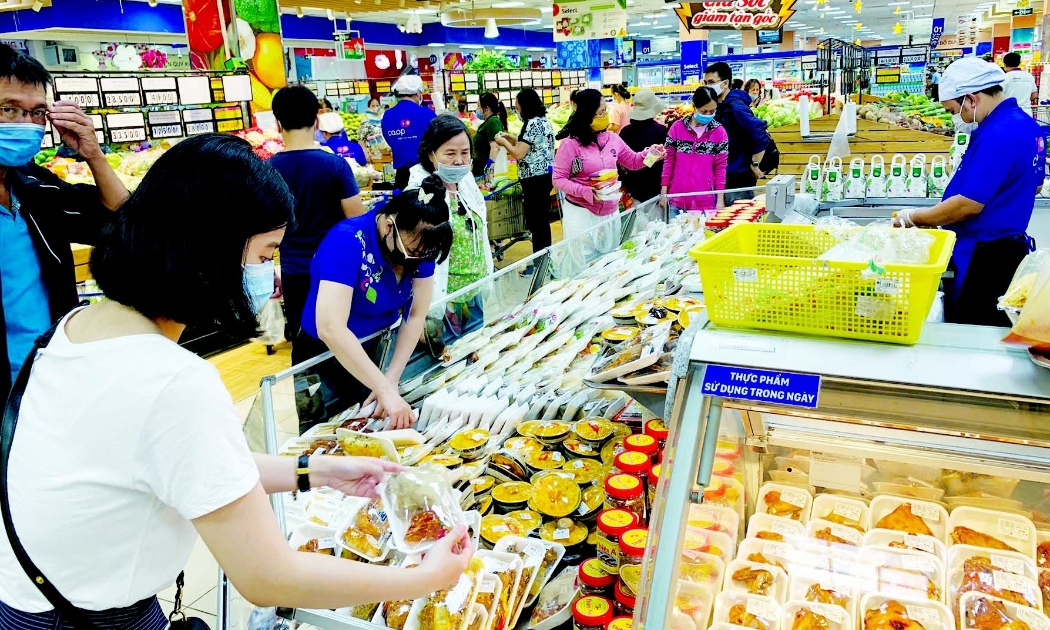 Giá xăng dầu trong nước đã giảm nhưng giá cả nhiều mặt hàng thiết yếu vẫn ở mức cao.