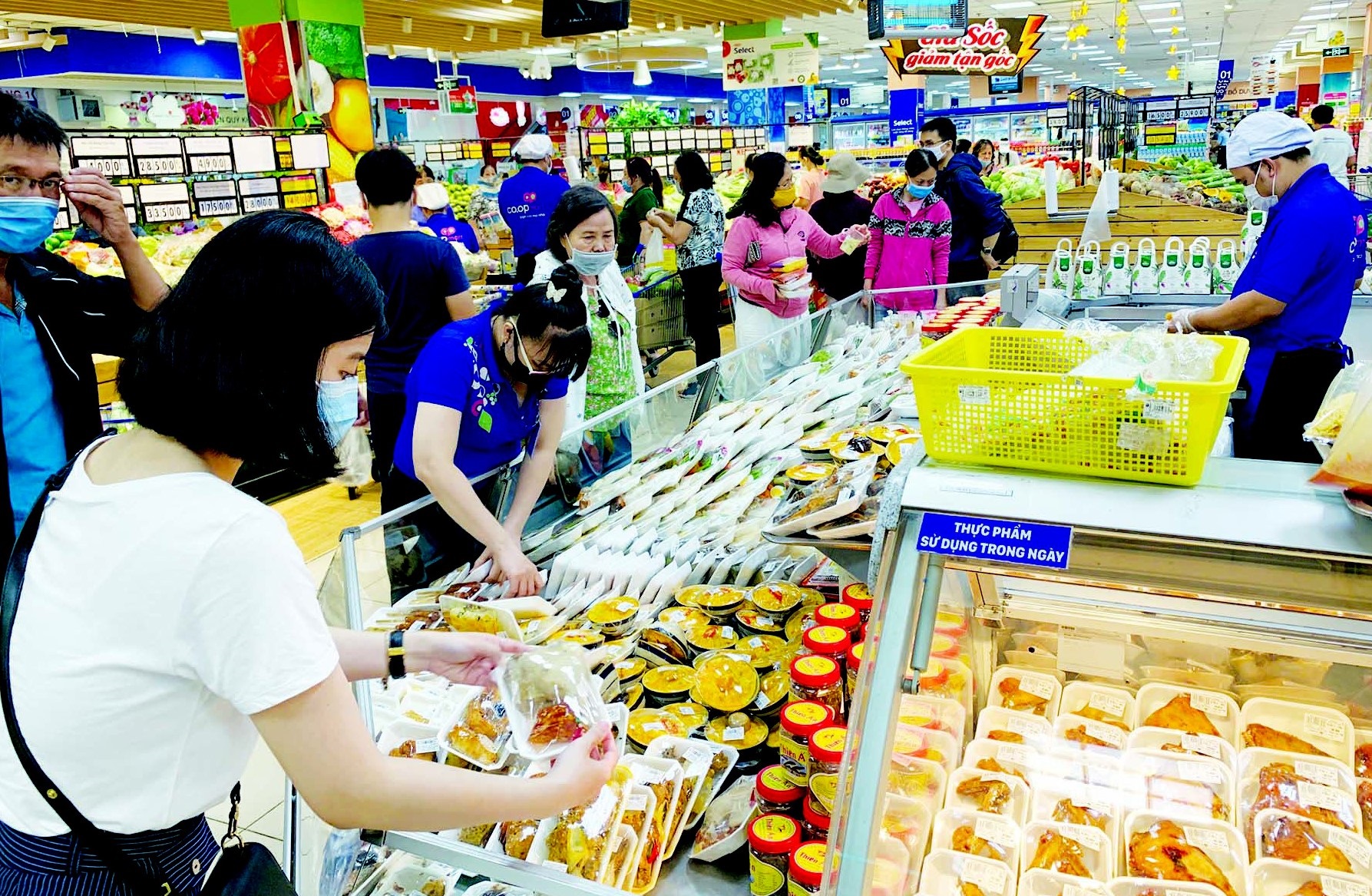 Giá xăng dầu trong nước đã giảm nhưng giá cả nhiều mặt hàng thiết yếu vẫn ở mức cao.