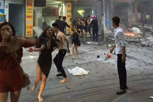 Các cô gái dùng áo ngực chống khói độc để thoát khỏi vụ cháy quán karaoke trên phố Nguyễn Khang