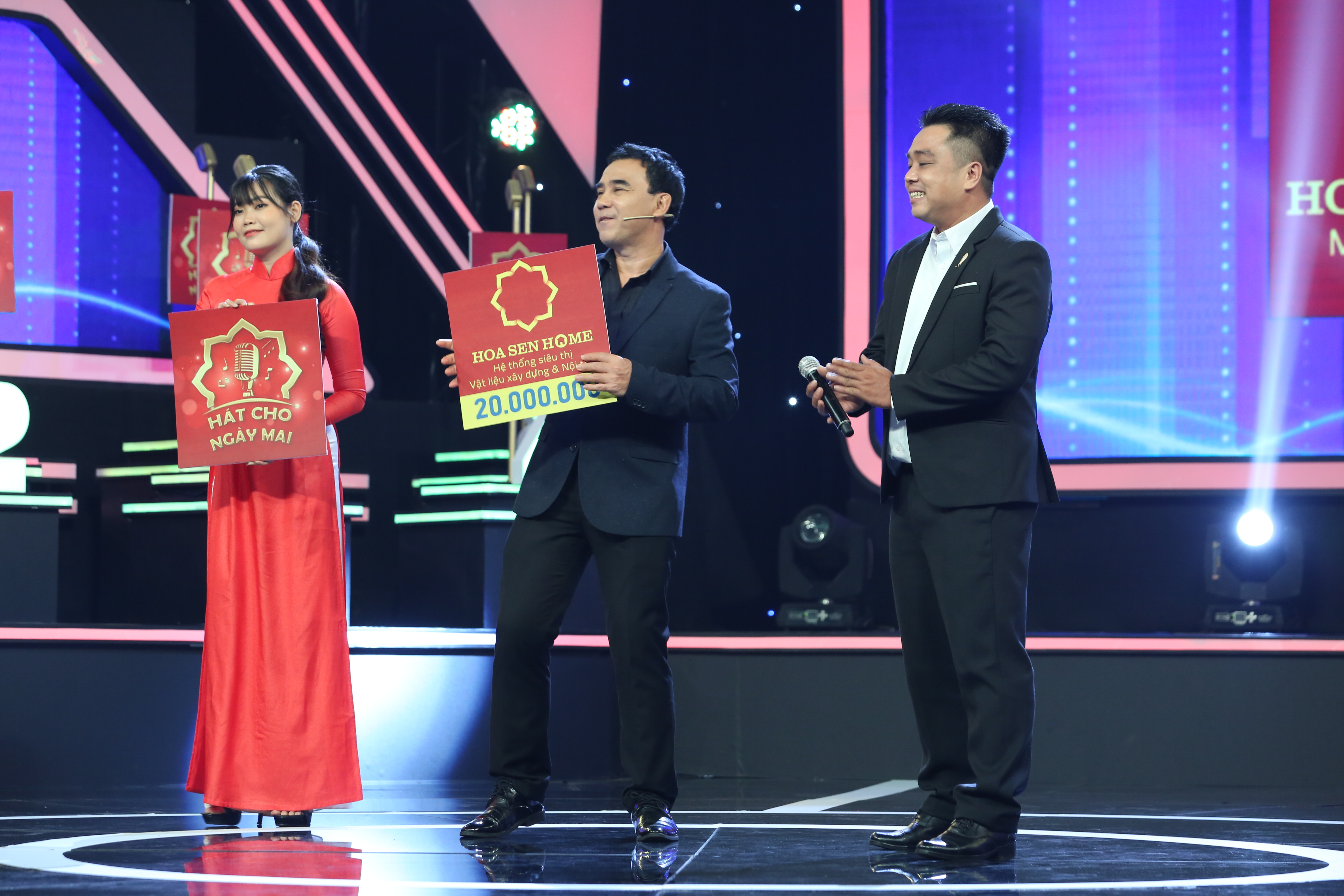  Ngọn lửa của tình người, của trách nhiệm xã hội đã được thắp lên qua câu chuyện của người lính cứu hỏa Phạm Hồng Phúc.