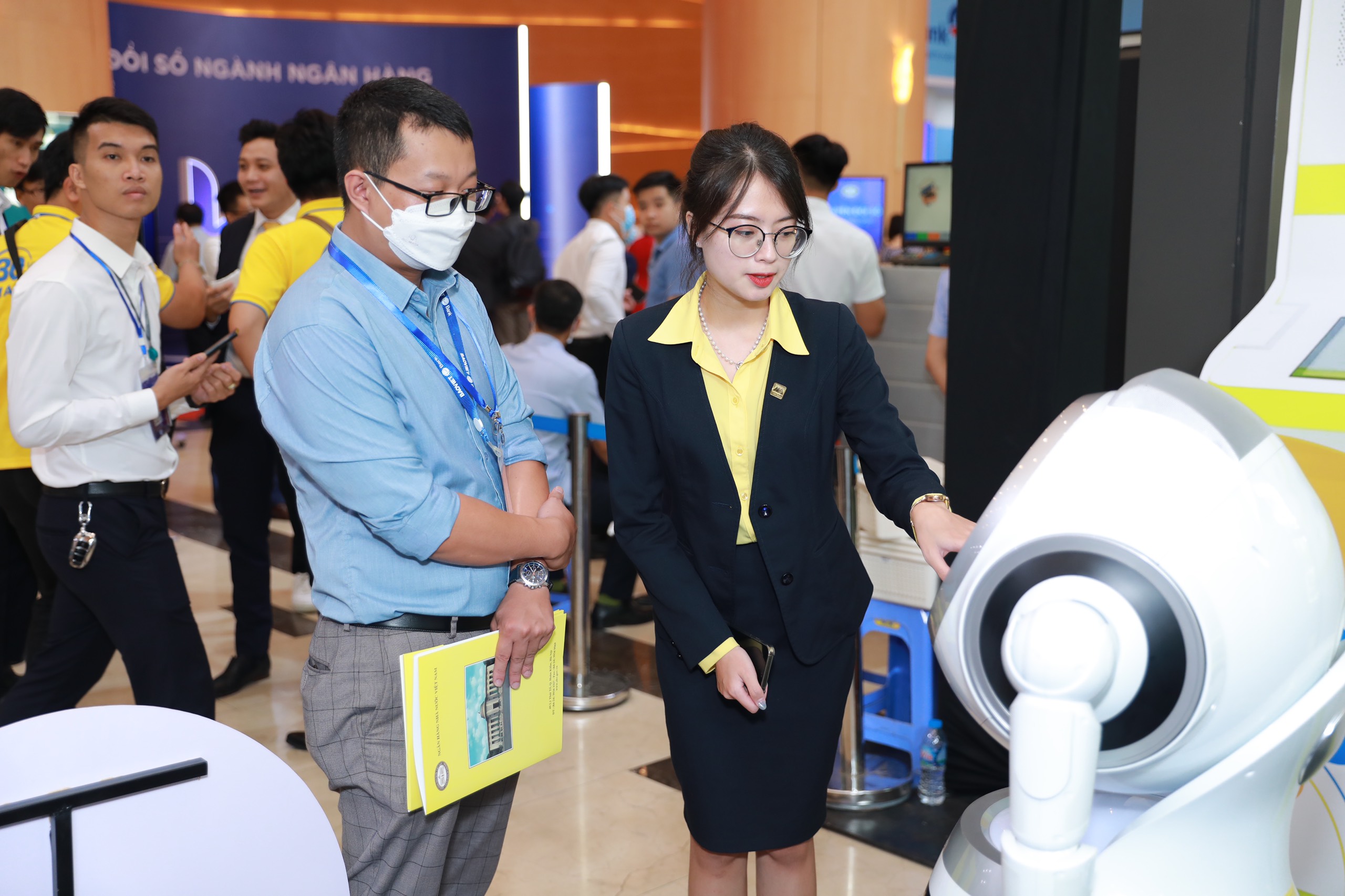 Khách hàng trải nghiệm về Robot OPBA tại sự kiện.