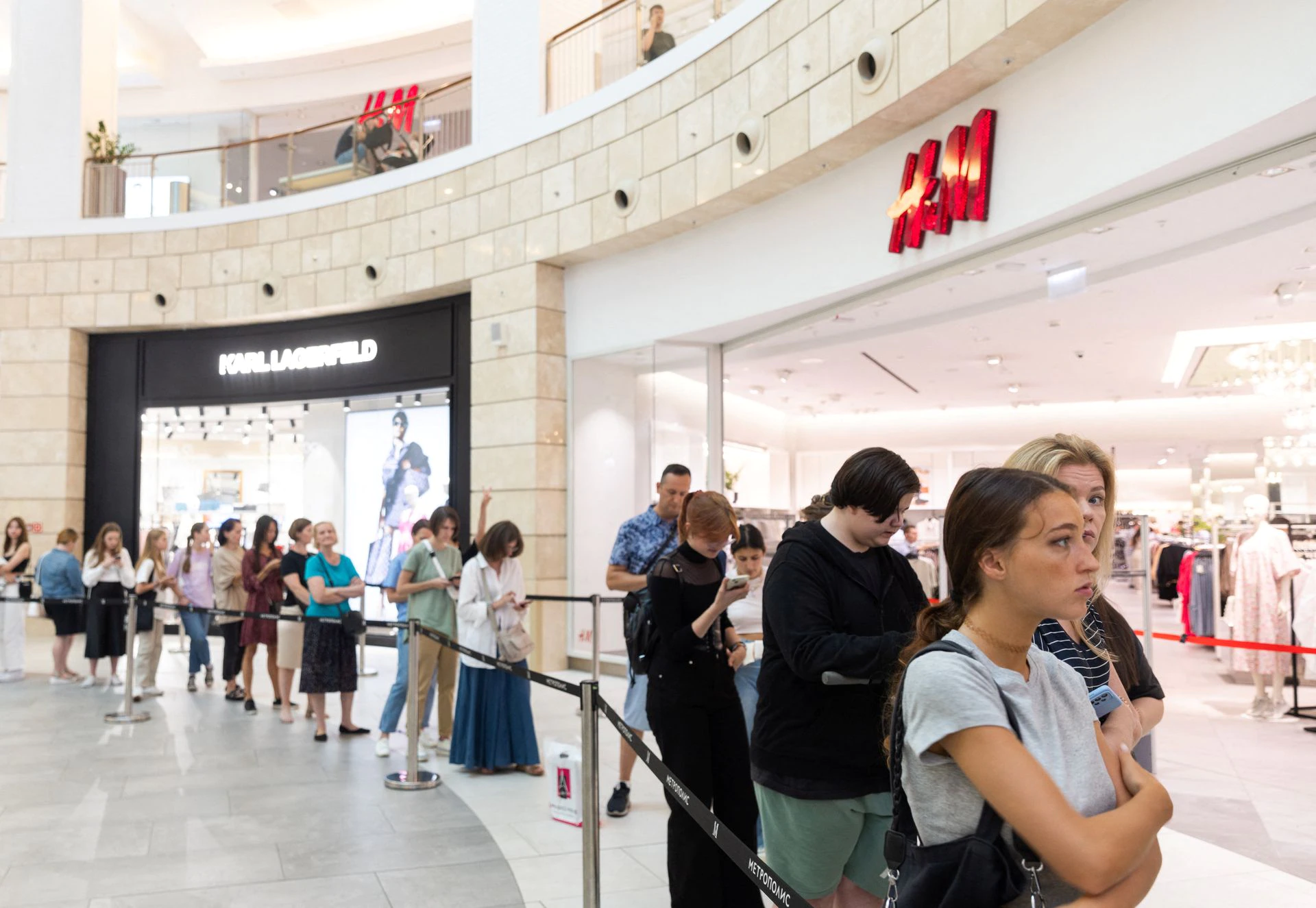 H&M cho biết họ chỉ tạm thời mở lại các cửa hàng trong một khoảng thời gian giới hạn, đến khi bán hết số bán hàng còn lại ở Nga.