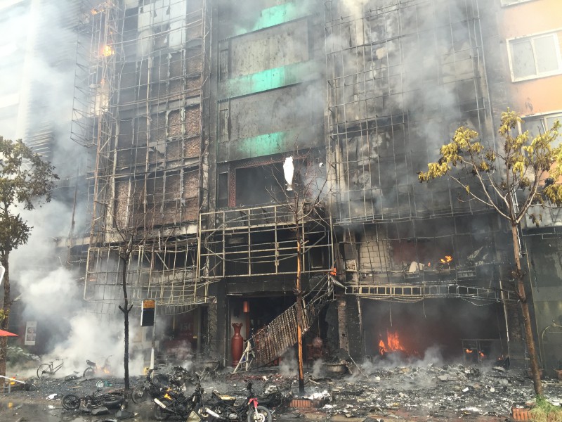 Thảm kịch nặng nề xảy ra tại qu&aacute;n karaoke tr&ecirc;n phố Trần Th&aacute;i T&ocirc;ng, quận Cầu Giấy khiến 13 người chết