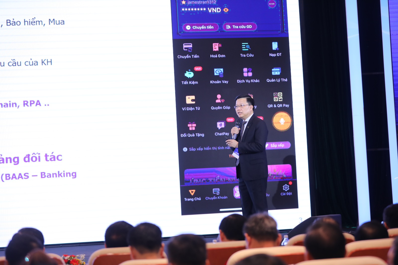 Tổng giám đốc Nguyễn Hưng thuyết trình về hệ sinh thái số của TPBank tại Sự kiện Ngày Chuyển đổi số.