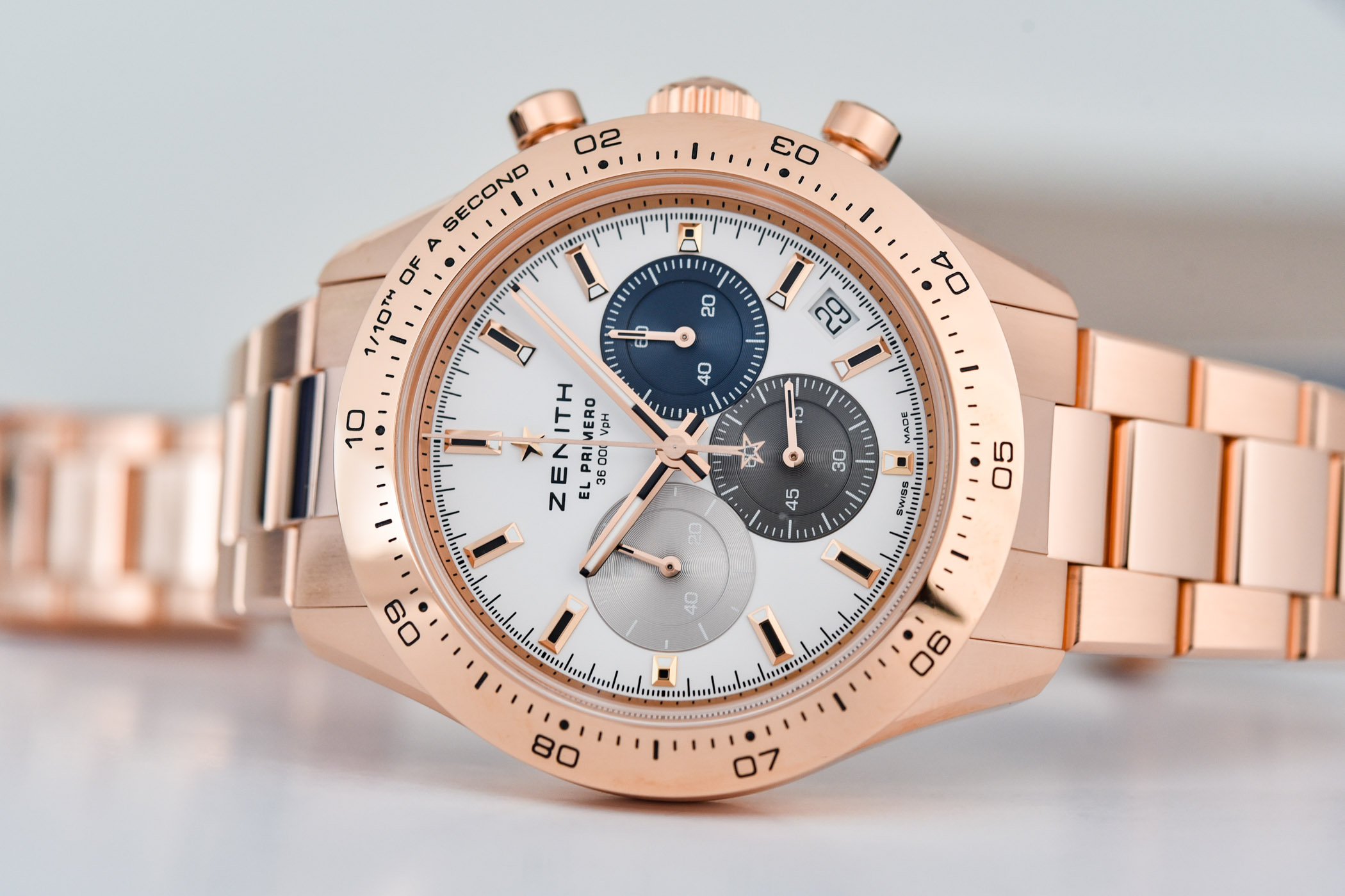 Zenith Chronomaster Sport&nbsp;đ&atilde; kh&eacute;o l&eacute;o chiều l&ograve;ng c&aacute;c t&iacute;n đồ đồng hồ kh&oacute; t&iacute;nh.