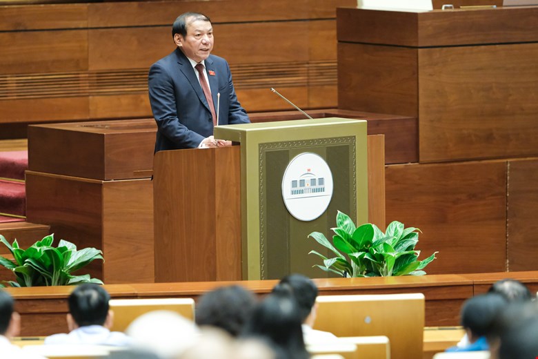 Bộ trưởng Bộ Văn hóa, Thể thao và Du lịch Nguyễn Văn Hùng chịu trách nhiệm chính đối với trả lời chất vấn nhóm vấn đề thứ hai - Ảnh: Quochoi.vn