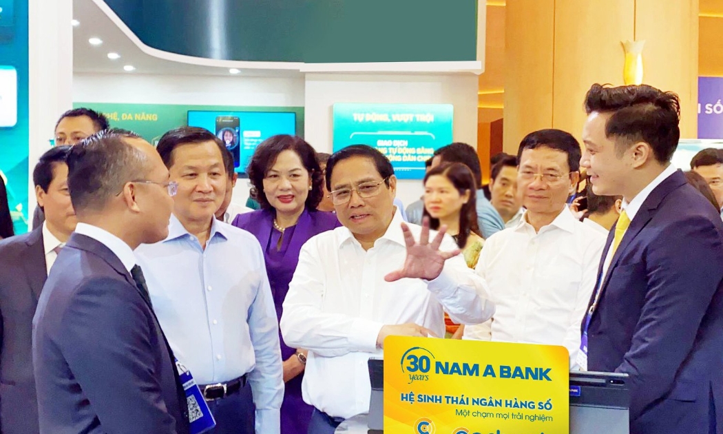 Thủ Tướng Phạm Minh Chính tham quan Hệ sinh thái Ngân hàng số của Nam A Bank.