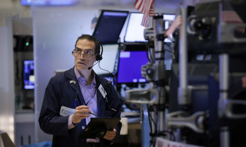 Chứng khoán Mỹ tụt điểm trong lúc chờ báo cáo việc làm, giá dầu lao dốc về mức trước chiến tranh Nga-Ukraine