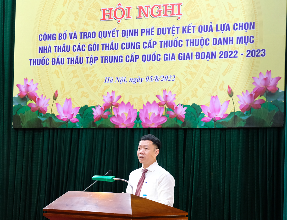 Ông Lê Thanh Dũng, Giám đốc Trung tâm Mua sắm tập trung thuốc quốc gia thông tin về kết quả đấu thầu. Ảnh - Trần Minh. 