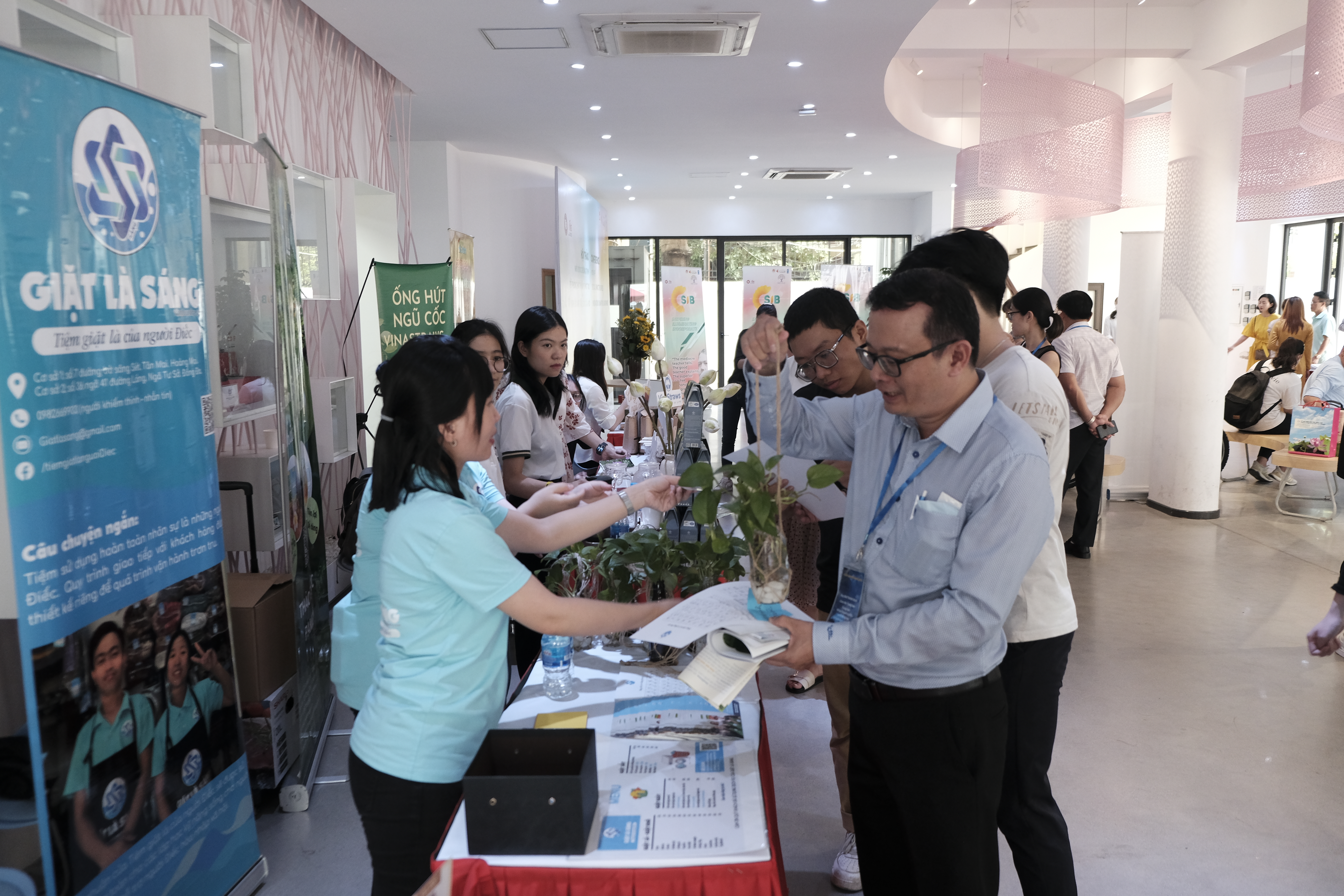 Các đại biểu tham dự hội thảo trao đổi với các doanh nghiệp tạo tác động xã hội.