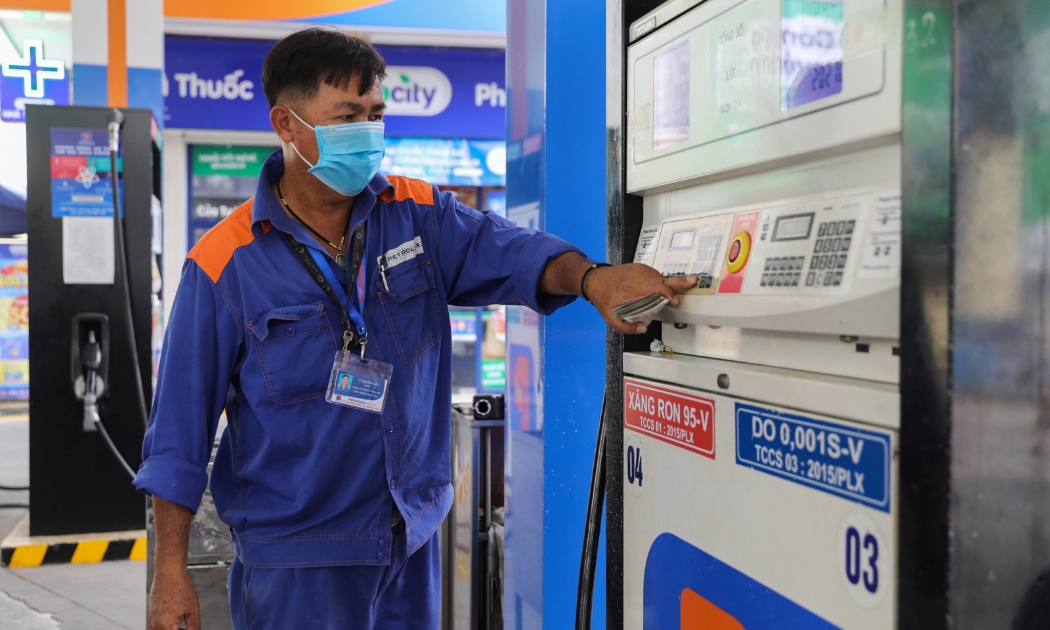 Giá xăng dầu liên tục giảm giúp Việt Nam kiểm soát lạm phát theo đúng mục tiêu đặt ra.
