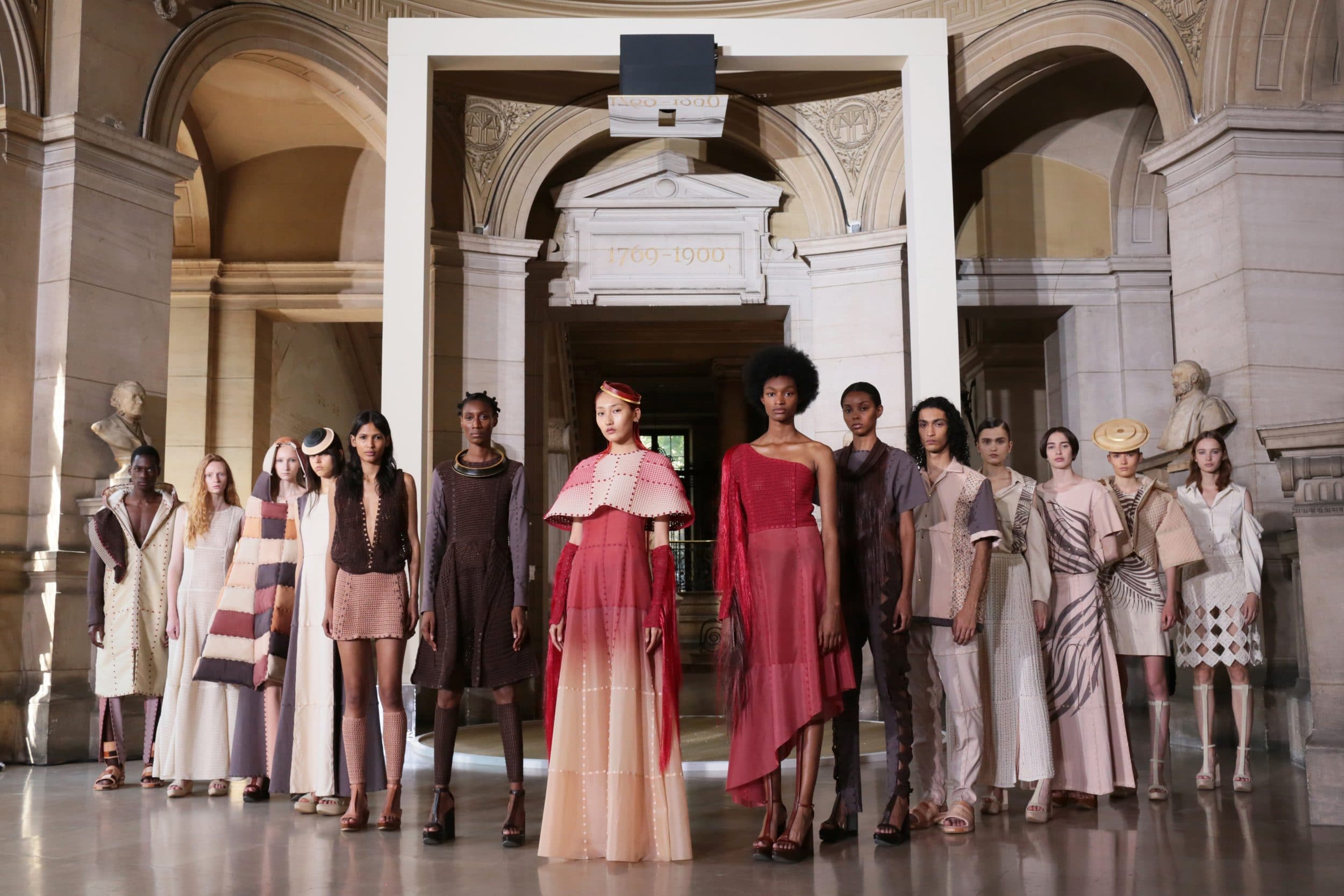 Bộ sưu tập được l&agrave;m gần như ho&agrave;n to&agrave;n từ Brewed Protein v&agrave; đ&atilde; được giới thiệu tại Tuần lễ thời trang Paris năm nay.