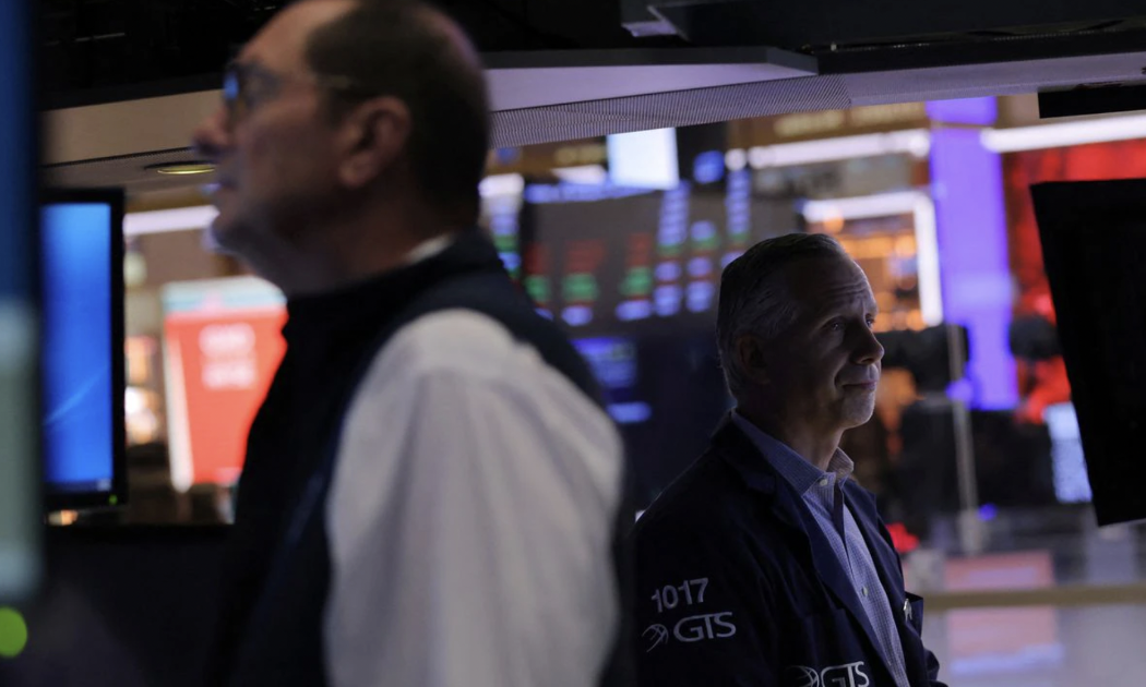 Các nhà giao dịch cổ phiếu trên sàn NYSE ở New York, Mỹ hôm 2/8/2022 - Ảnh: Reuters.