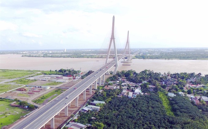 Cầu Cần Thơ bắc qua s&ocirc;ng Hậu kết nối giao th&ocirc;ng Cần Thơ với c&aacute;c tỉnh T&acirc;y Nam Bộ v&agrave; Đ&ocirc;ng Nam Bộ.