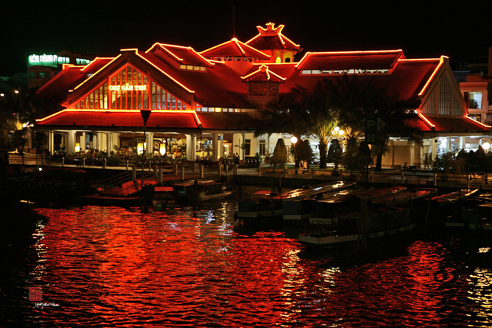 Chợ cổ Cần Thơ lung linh về đêm.