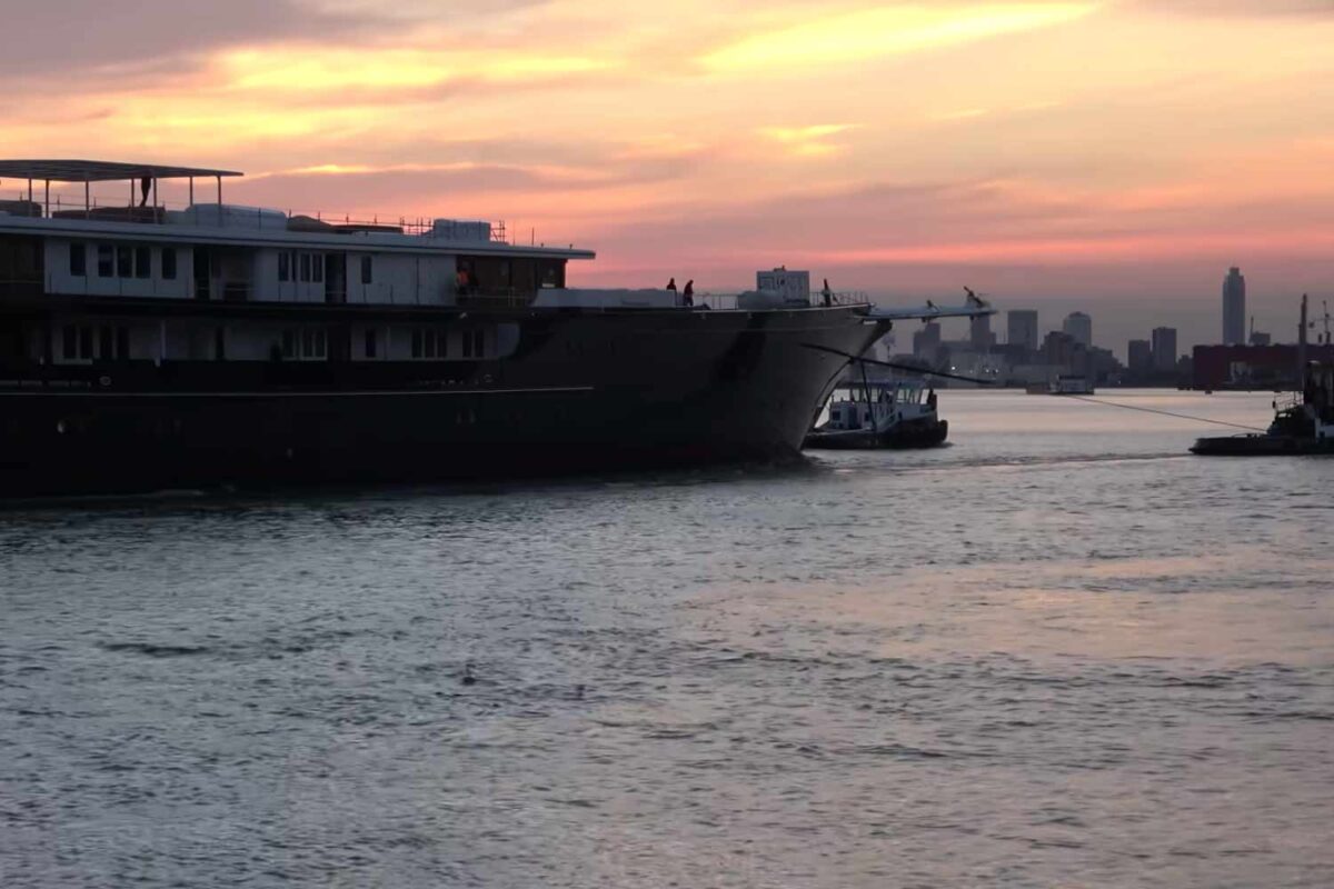 Du thuyền của Bezos đ&atilde; được di dời trong đ&ecirc;m khuya để tr&aacute;nh g&acirc;y sự ch&uacute; &yacute;, theo người d&acirc;n địa phương.