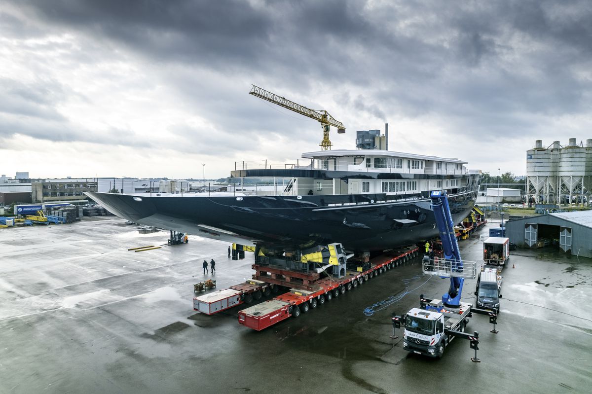 Du thuyền của nhà sáng lập Amazon chuyển tới xưởng Greenport ở Rotterdam để bước vào quá trình hoàn thiện cuối cùng.