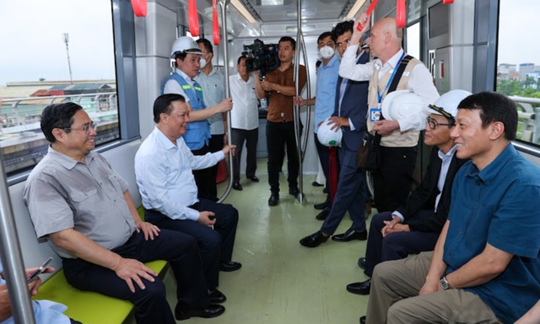 Thủ tướng Phạm Minh Chính di chuyển trên tàu từ ga S8 về Depot (Trung tâm Điều khiển) tại Nhổn và kiểm tra thực địa tại Depot ngày 7/8/. Ảnh VGP/Nhật Bắc