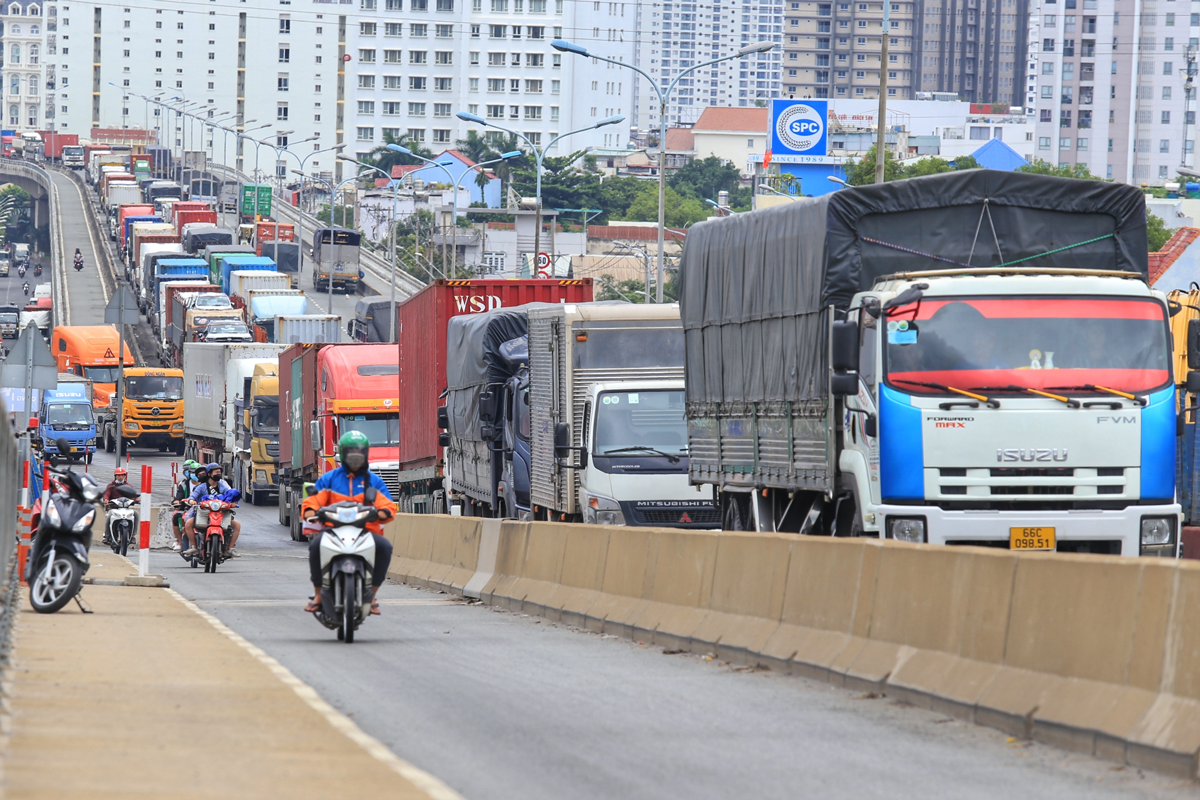 Cùng với việc áp chế tài mạnh, cơ quan quản lý sẽ đẩy mạnh việc đơn giản hóa thủ tục, tạo điều kiện đẩy nhanh việc kê khai giá cước.