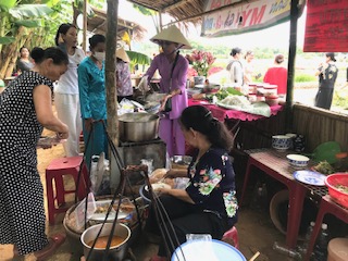 Một trong 20 quày mì Quảng Phú Chiêm phục vụ khách đến với Ngày hội 