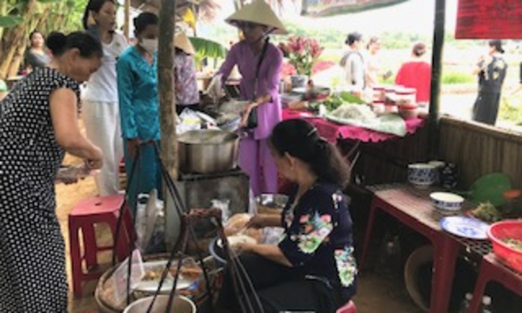 Một trong 20 quày mì Quảng Phú Chiêm phục vụ khách đến với Ngày hội