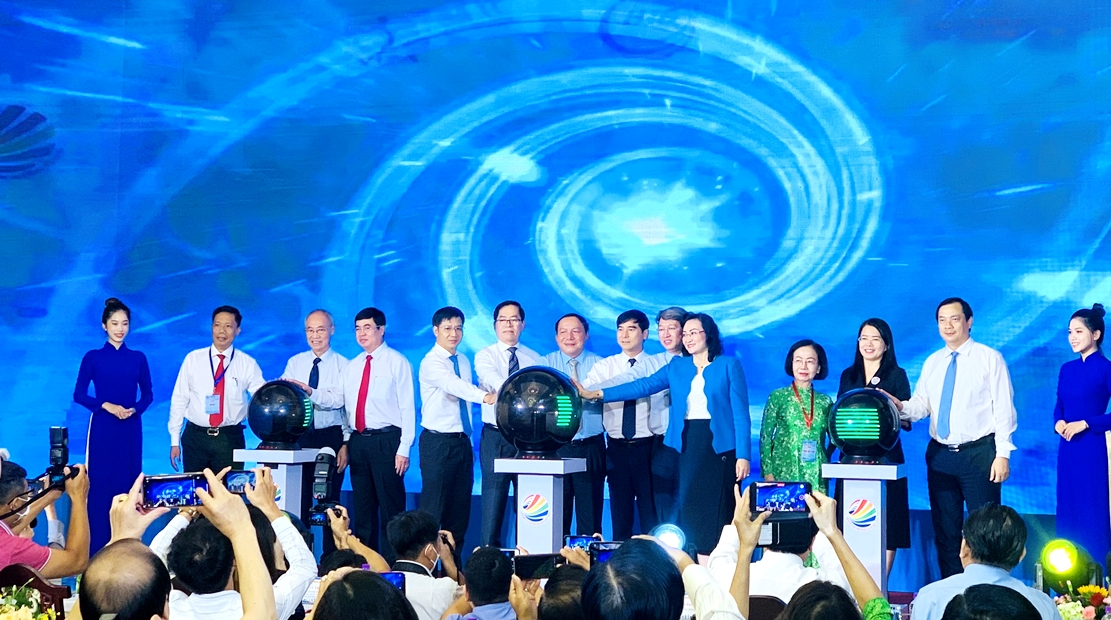 Các đại biểu khai mạc “Sự kiện liên kết sức mạnh du lịch Việt Nam 2022” tại TP.HCM.