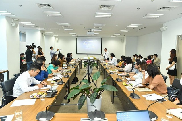 To&agrave;n cảnh buổi họp b&aacute;o