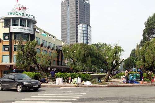 Bồn K&egrave;n c&ograve;n gọi l&agrave; bồn binh c&acirc;y liễu trước đ&acirc;y.