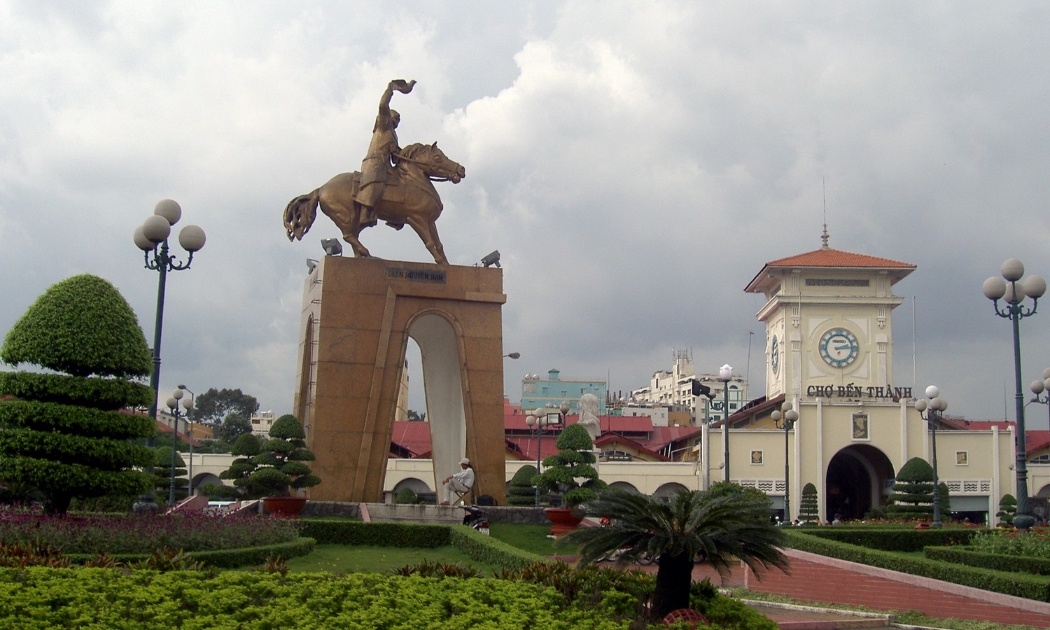 Tượng đài Trần Nguyên Hãn tại công viên trước chợ Bến Thành lúc chưa bị tháo dỡ để thi công dự án metro số 1.