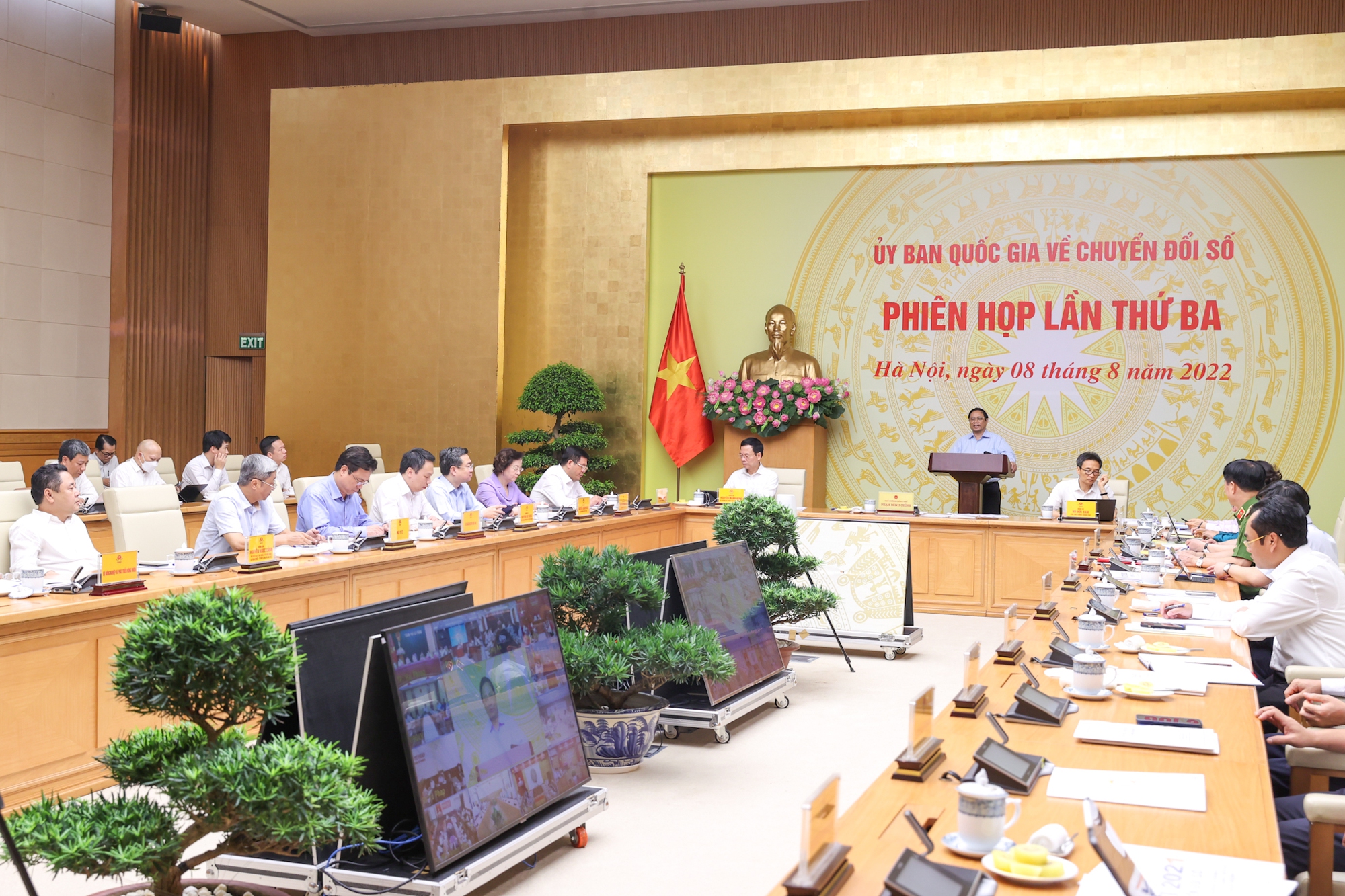 Thủ tướng yêu cầu các doanh nghiệp nói chung và doanh nghiệp công nghệ thông tin nói riêng phải tham gia tích cực vào chuyển đổi số - Ảnh: VGP