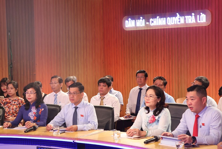 Bà Nguyễn Thị Lệ, Chủ tịch Hội đồng nhân dân TP.HCM  (thứ 2 từ phải sang) trong  chương trình 