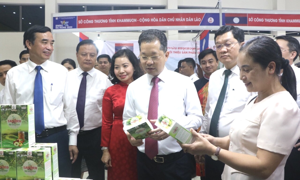 Ông Nguyễn Văn Quảng(người đứng giữa), Bí thư Thành ủy cùng lãnh đạo TP Đà Nẵng thăm một gian hàng tại Hội chợ