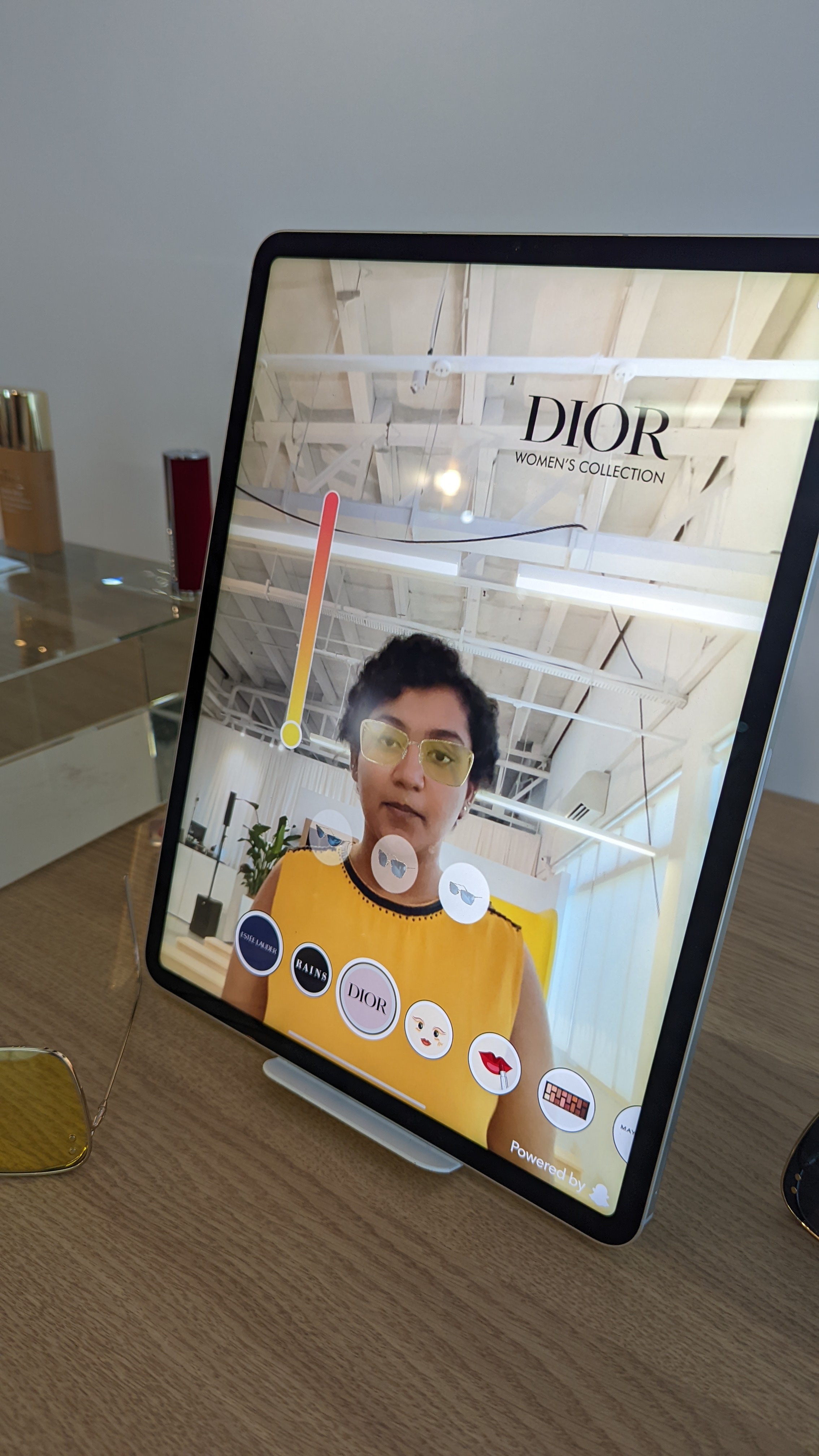 Snapchat giúp người dùng thử trang phục mà kh&ocirc;ng c&acirc;̀n đ&ecirc;́n cửa hàng