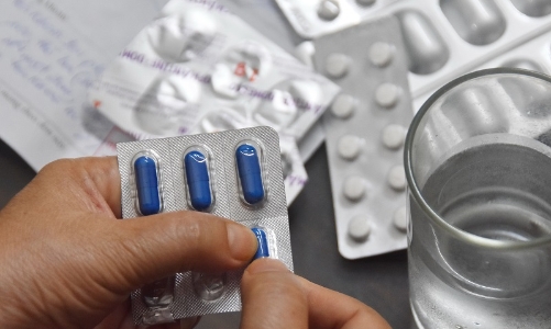 Nghi ngờ cúm không tự ý làm xét nghiệm và mua thuốc điều trị tại nhà